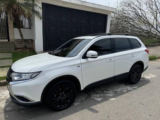 MITSUBISHI OUTLANDER 3.0 GT 4X4 V6 24V GASOLINA 4P AUTOMÁTICO